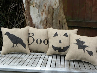 Almofada de Halloween bege com patchcolagem em tecido preto temática Almofada de Halloween bege com patchcolagem em tecido preto temática