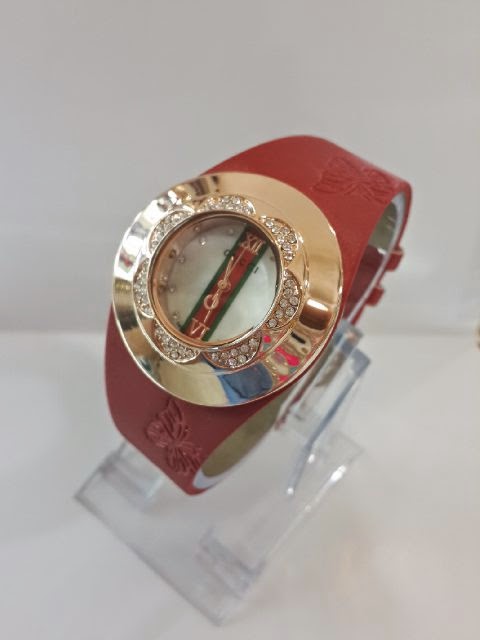 Jam tangan wanita Gucci 11 Berlian Merah
