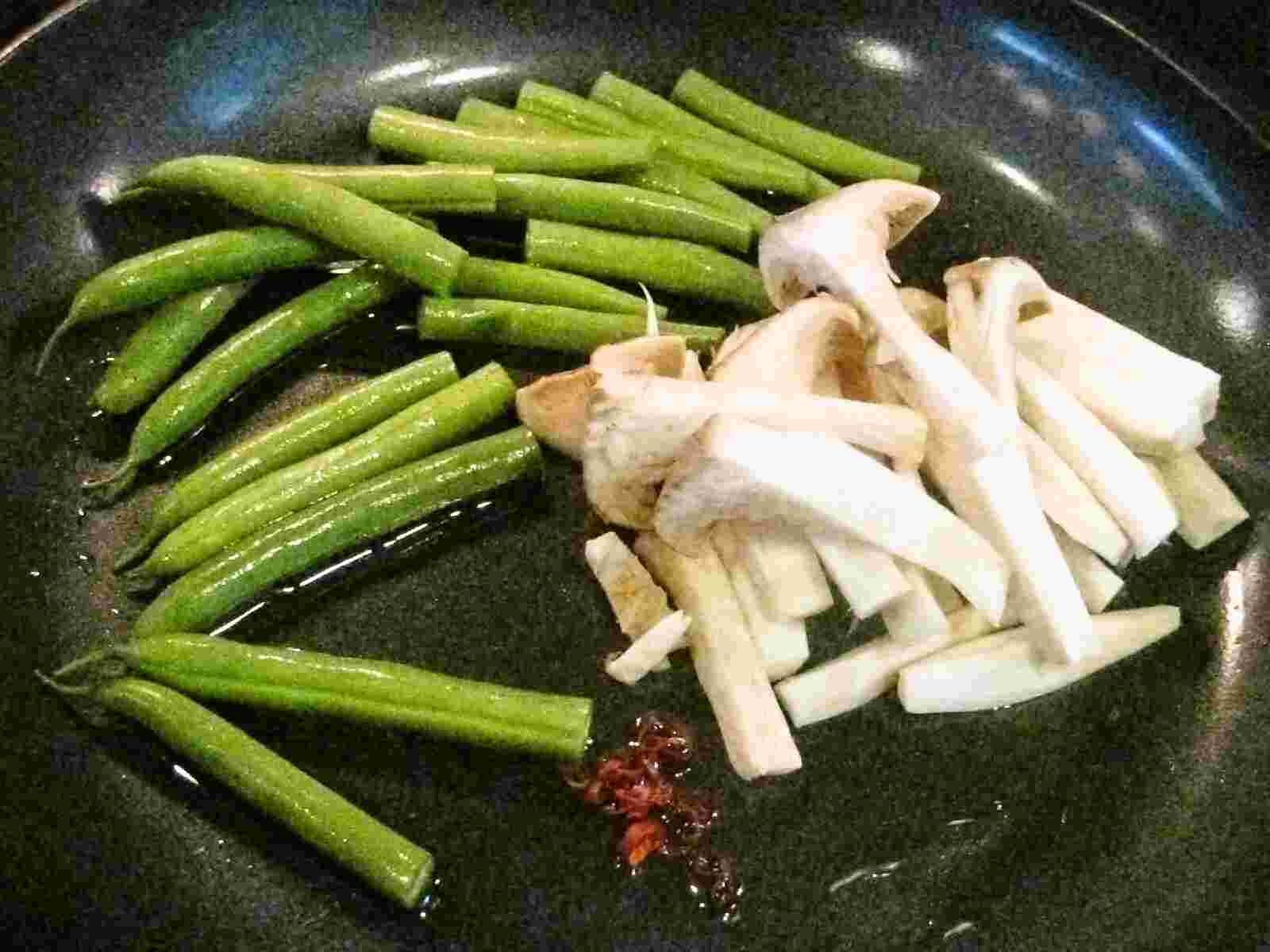 Recipes for Tom Ingen to eringi no kinpira / kinpira saute with green