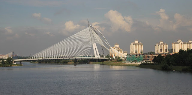 Seri Wawasan Bridge can be seen from the man-made Putrajaya Lake which is situated in front of Masjid Putra or Putra Mosque in Putrajaya, Malaysia Seri Wawasan Bridge can be seen from the man-made Putrajaya Lake which is situated in front of Masjid Putra or Putra Mosque in Putrajaya, Malaysia