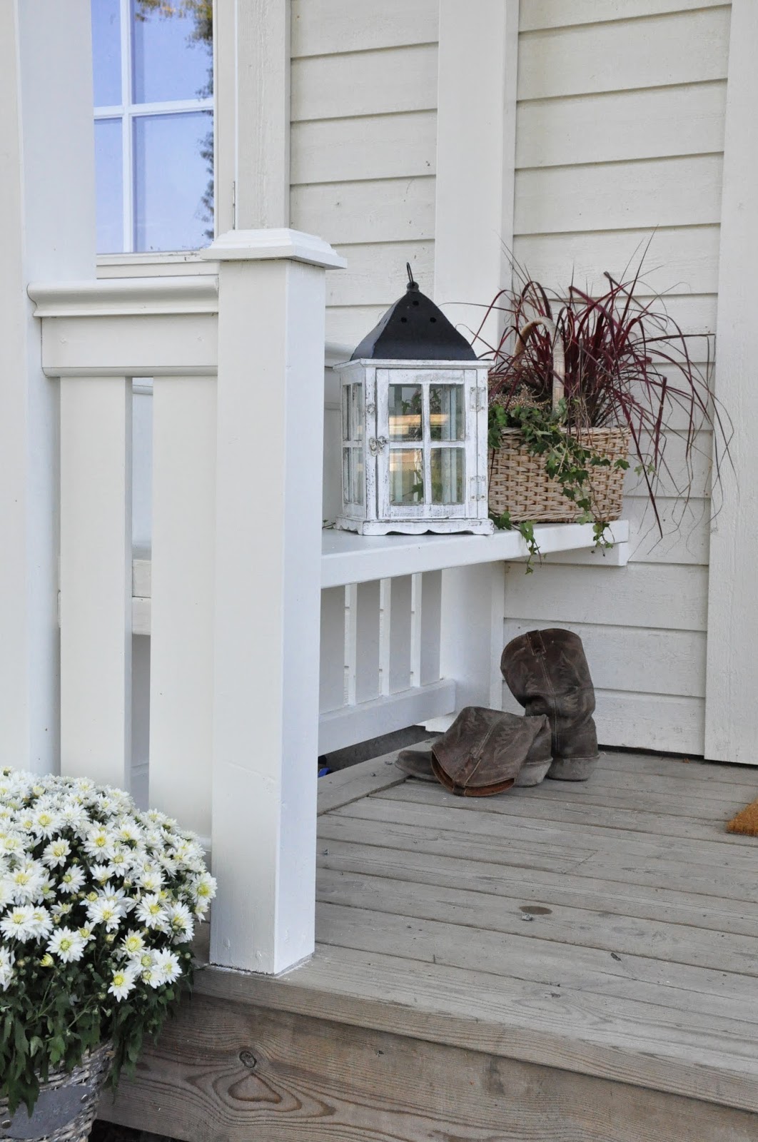 Den vita drömgården: räcke till groventré och veranda