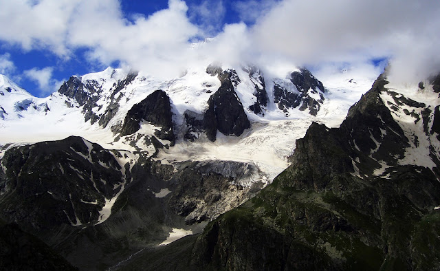 Горы Кавказа. Небо, вершины и долины кавказских гор - извечная красота