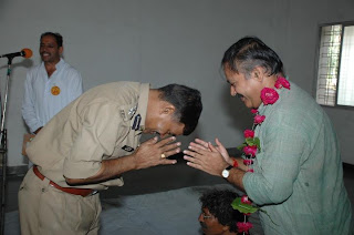 An IPS officer saluting Rajiv Dixit ji