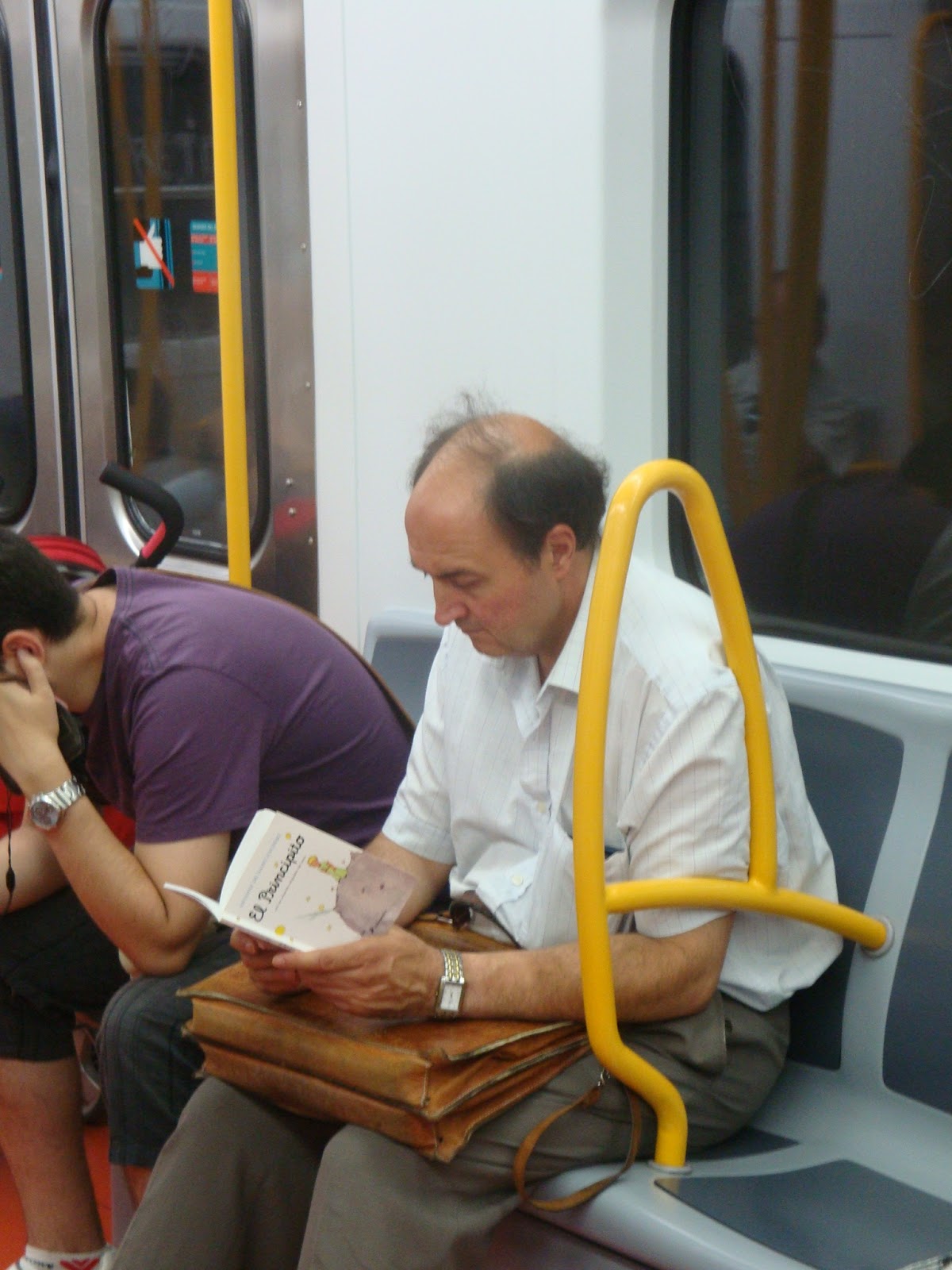 PeRsOnAs LeYeNdO El Principito en el Metro