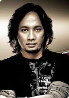 Biografi Ungu Band Ungu adalah sebuah Band besar di Indonesia.Begitu banyak karya yang telah dikeluarkan dan mendapat sambutan baik dari pecinta musik di tanah air bahkan sampai luar negeri.Penggemar Ungu Band juga begitu banyak yang selalu mendukung Ungu Band setiap Ungu merilis album.Karya Ungu tidak hanya melahirkan lagu-lagu yang bertemakan cinta, namun beberapa tahun terakhir Ungu hadir dengan album religi yang juga mendapat sambutak baik dari khalayak. Disini akan dipaparkan biografi dari personil ungu yang beranggotakan 5 orang. Pasha (Vokalis) Nama Lengkap: Sigit Purnomo S.S. TTL: Donggala, 27 November 1979 Pasha (Vokalis Ungu) Bergabung dengan Ungu karir pertama sebagai model dan telah muncul dibeberapaiklan, main sinetron bergabung dengan beberapa band sebelum bergabung dengan Ungu.Tidak banyak yang tahu bahwa pernah menjadi juara II lomba Adzan Sulawesi Tengah.Cowok ternyata pandai mengaji ini sempat berkuliah di ABA-ABI sebelum akhirnya memutuskan untuk berhenti kuliah dan memilih berkarir musik. Makki (Basis) Nama Lengkap : Makki O. Parikesit TTL : Jakarta, 23 Oktober 1971 Makki (Bassis Ungu) Bergabung dengan Ungu: 1996 Ketika sedang mengambil gelar Indiana University, Amerika Serikat. Makki memperkaya kemampuan bermusiknya dengan bermain bersama sebuah band yang bernama Joint Session, yang selain menjadi band keliling sekitar Midwest, juga merupakan band pembuka beberapa konser grup musik ternama seperti. Toad the Road Sprocket dan John Mallencamn.Ketika kembali ke Jakarta tahun 1996, Makki sempat bergabung dengan Harris Ioni dan beberapa sesi in promptu sampai akhirnya membentuk UNGU. Enda (Gitaris) Nama Lengkap: Franco Medjaya TTL :Kudus, 4 Maret 1978 Enda (Gitaris Ungu) Bergabung dengan Ungu 2000, Cowok yang akrab dipanggil Enda ini memulai karirnya sebagai teknisi gitar untuk gitaris band ini. Ketika kebutuhan akan gitaris kedua, muncul Enda membuktikan bahwa ia adalah orang tepat untuk mengisi posisi itu. Lulusan fakultas hukum Universitas Ratulangi ini mudah dikenali dengan sebuah anting dibawah bibirnya.