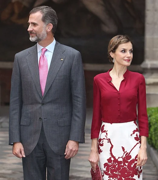  King Felipe VI of Spain and Queen Letizia, Rector of University of Salamanca Daniel Hernandez Ruiperez, Rector of UNAM Jose Narro and Director of Cervantes Institute Victor Garcia