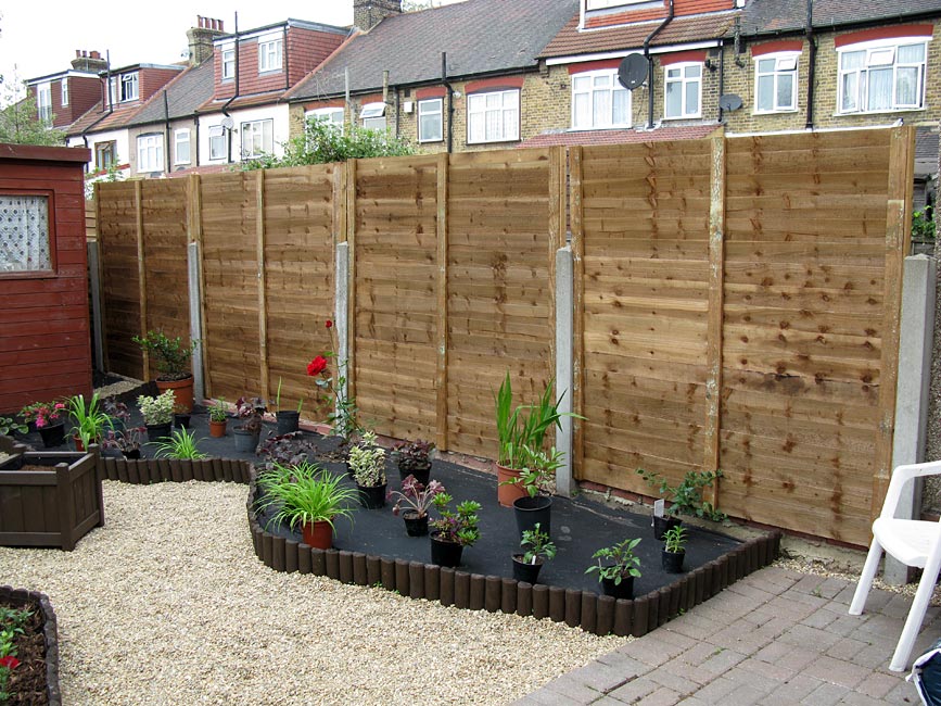 Graphicality Uk 18 05 New Fence The Garden Next Door Has Got A New Fence No More Dog Trying To Escape They Bought Solid And High Because Of