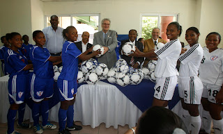 Embajada Alemania dona utilería deportiva a FEDOFUTBOL
