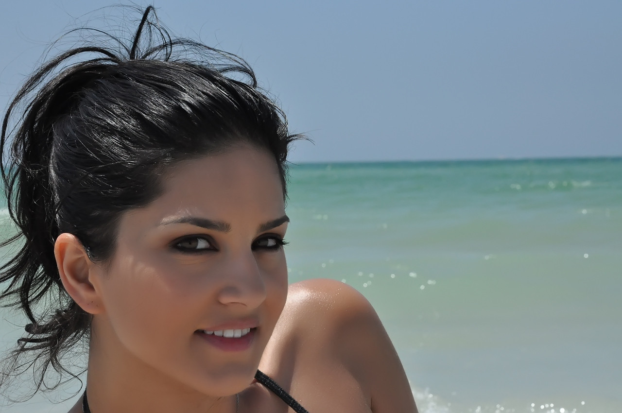 Lankan Style: Sunny Leone's photo shoot @ Pasikuda Beach