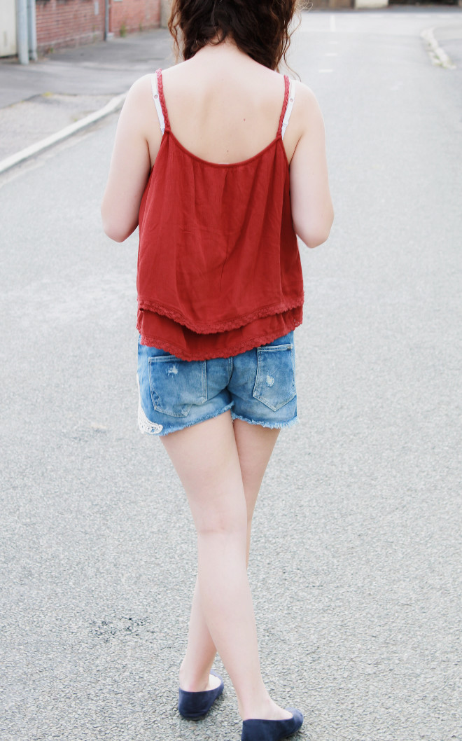 look-mode-rouge-short-jean-dentelle-débardeur-ballerines