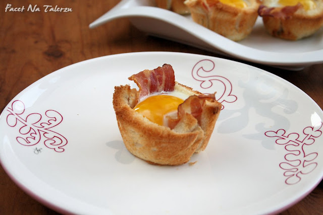 Śniadaniowe muffinki z boczkiem i jajkiem