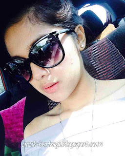 Foto cantik Raya Kitty pakai kacamata Foto cantik Raya Kitty pakai kacamata