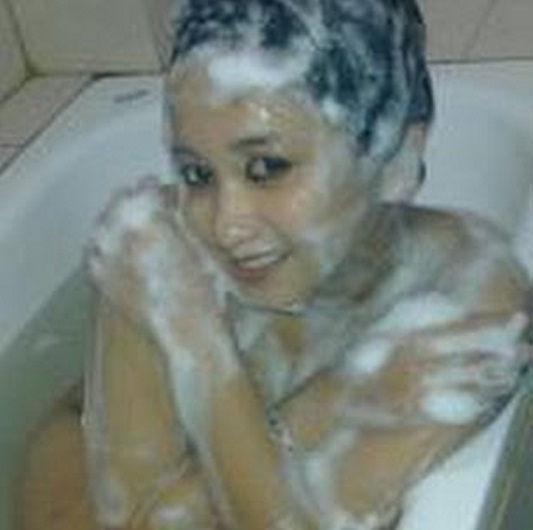 Beredar Foto Bugil Sefti Sanustika Istri Ahmad Fathanah-Sefti Sanustika Sedang Mandi sefti sanustika bugil,istri ahmad fthanah,foto bugil sefti sanustika