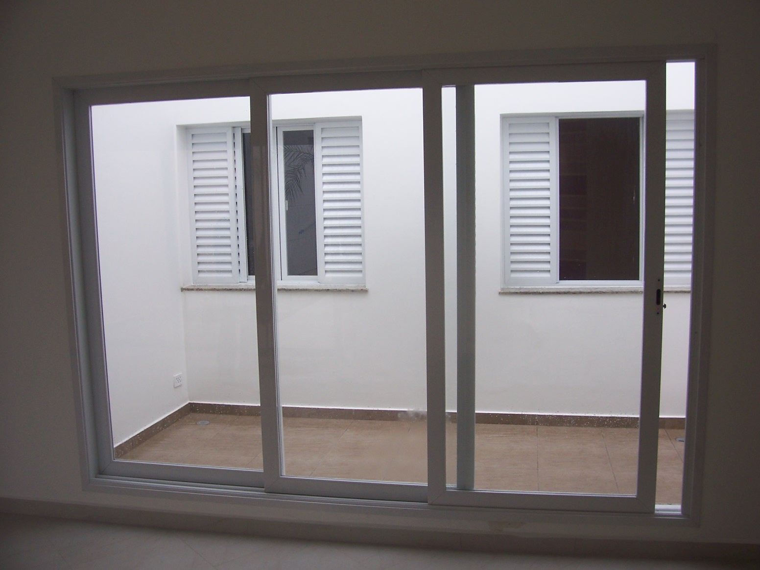 #453E3B Porta em aluminio branco 1066 Portas E Janelas De Aluminio Em Feira De Santana