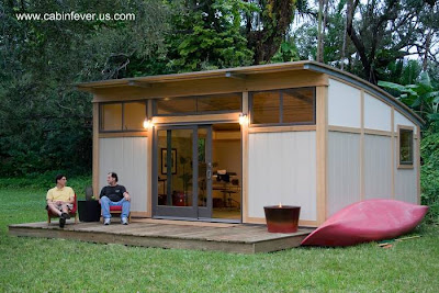 Construcción pequeña con deck de madera - Produce www.cabinfever.us.com Pequeña cabaña moderna americana para pescadores