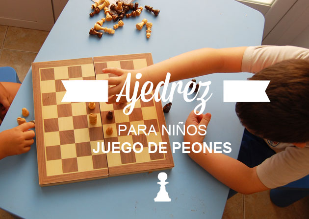 A los niños pequeños les gusta jugar al ajedrez