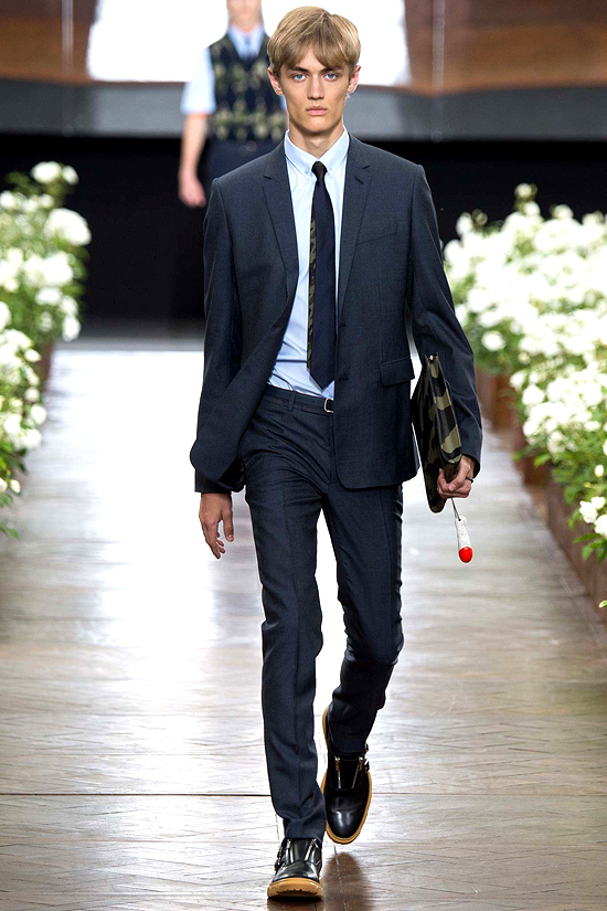 men model cat-walking with suit and sneakers