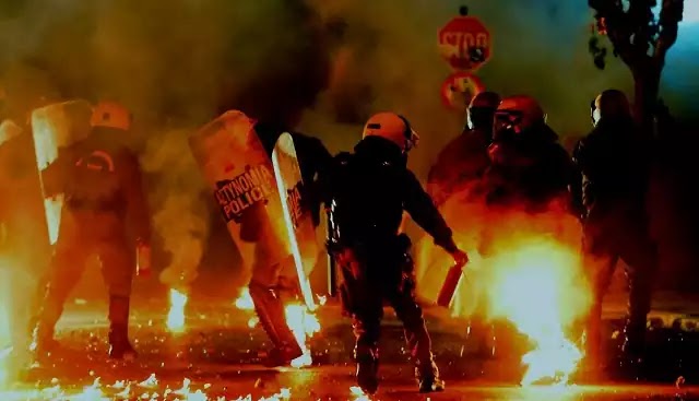 Πεδίο μάχης το Ωραιόκαστρο. Στράτος του Soros κατά αστυνομίας και πολιτών (Βίντεο) Πεδίο μάχης το Ωραιόκαστρο. Στράτος του Soros κατά αστυνομίας και πολιτών (Βίντεο)