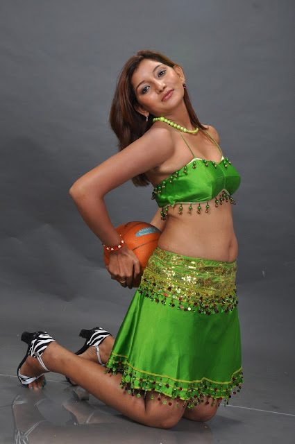 Hot Model Vinni Navel Show Photos