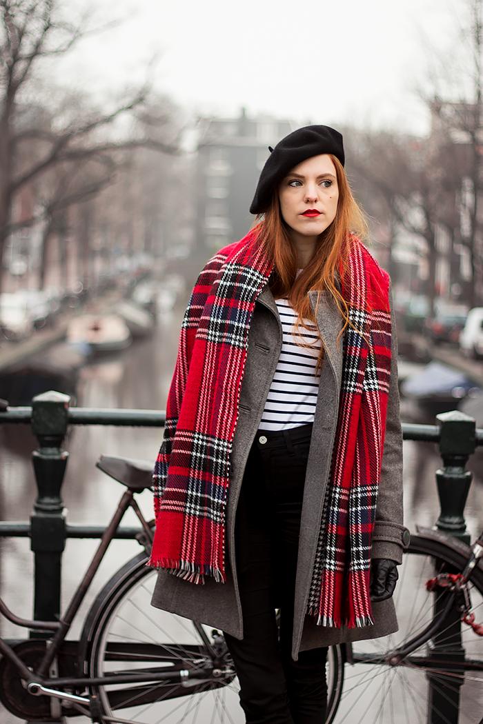 Retro stijl blogger outfit photoshoot in de mist in Amsterdam