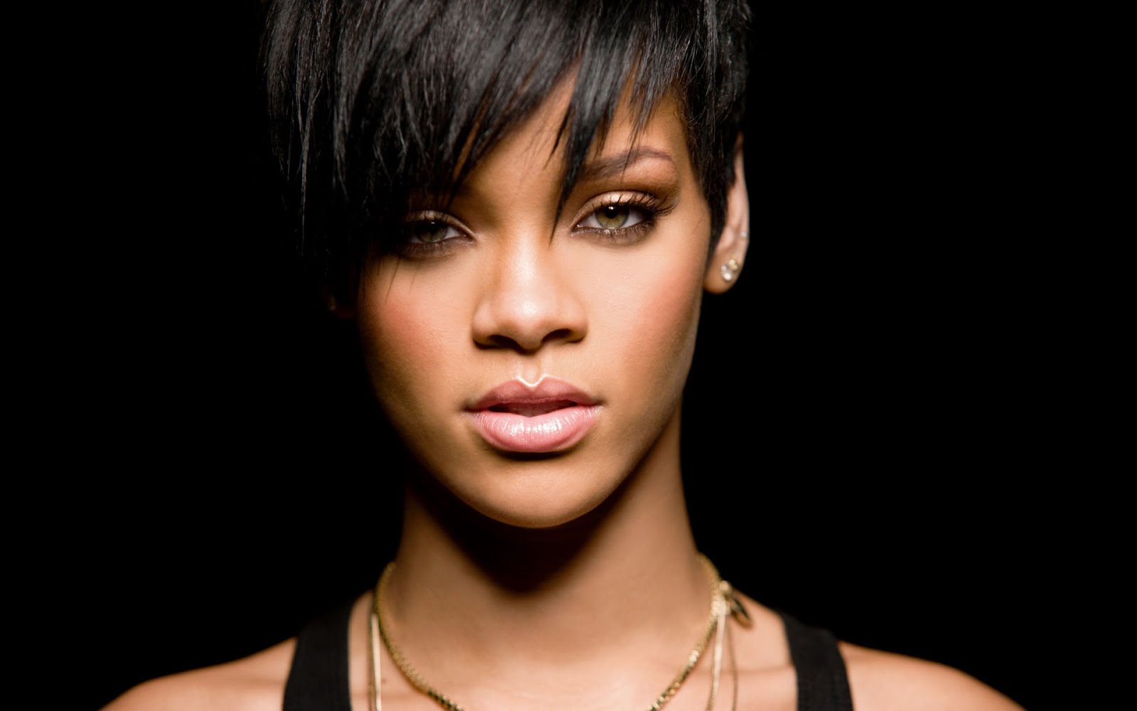 http://4.bp.blogspot.com/-gtVdhStEm6w/UO9CfKY392I/AAAAAAAAO9c/vT9BMuUptE4/s1600/rihanna+gaze.jpg