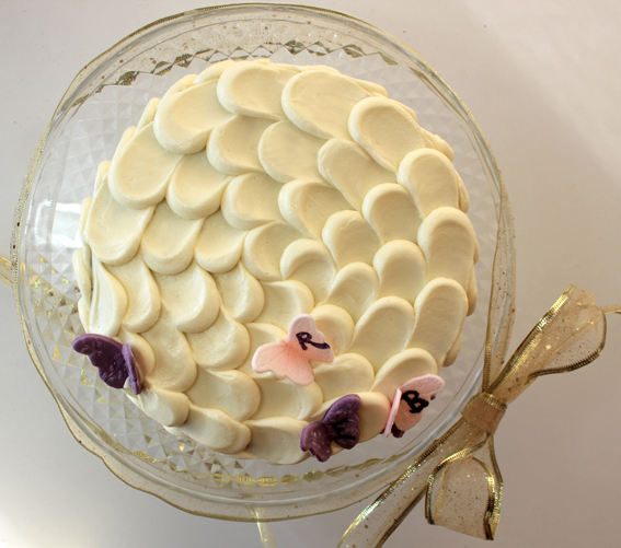 Tarta de ondas de chocolate negro, rellena de buttercream de chocolate negro y decorado exteriormente con buttercream de chocolate blanco haciendo ondas, por Sweet KOKEKO