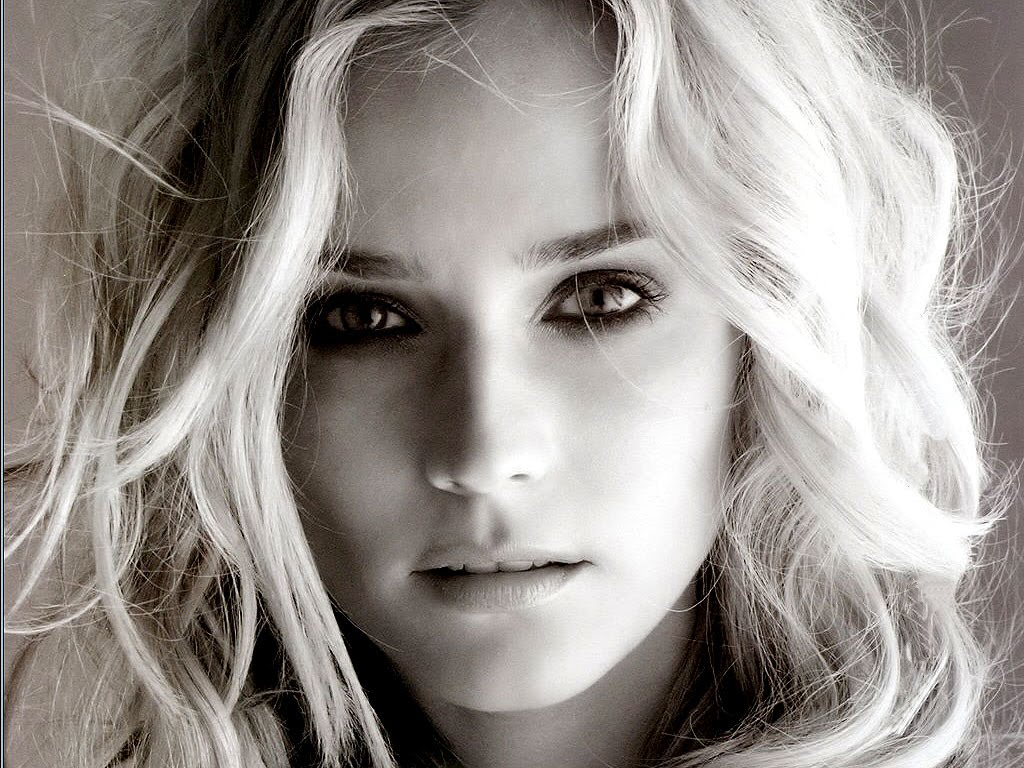 http://4.bp.blogspot.com/-gvqPrWTd8ZE/TXjGg6Fu0CI/AAAAAAAAAtk/NwEZq65zvck/s1600/Diane_Kruger_Wallpaper.jpg