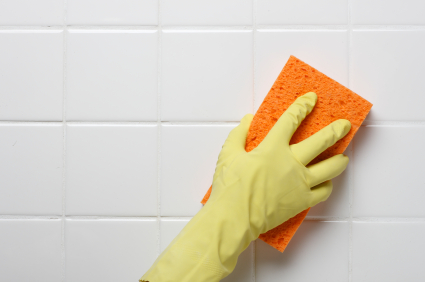 Membersihkan Lantai Kamar Mandi Keramik Atau Wastafel Yang Berkerak Membersihkan Lantai Kamar Mandi Keramik Atau Wastafel Yang Berkerak