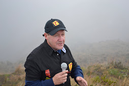 Tertuliando en el volcán azufral en Nariño sur de Colombia a 4.700 metros de altura .