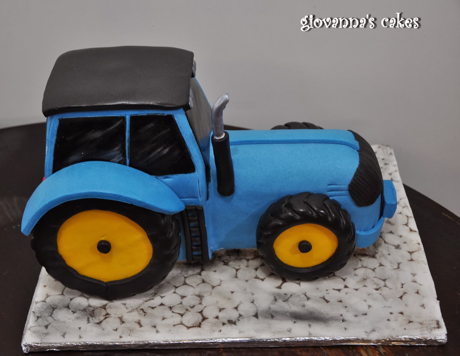 giovanna s cakes: Blue tractor for my nephew Alex