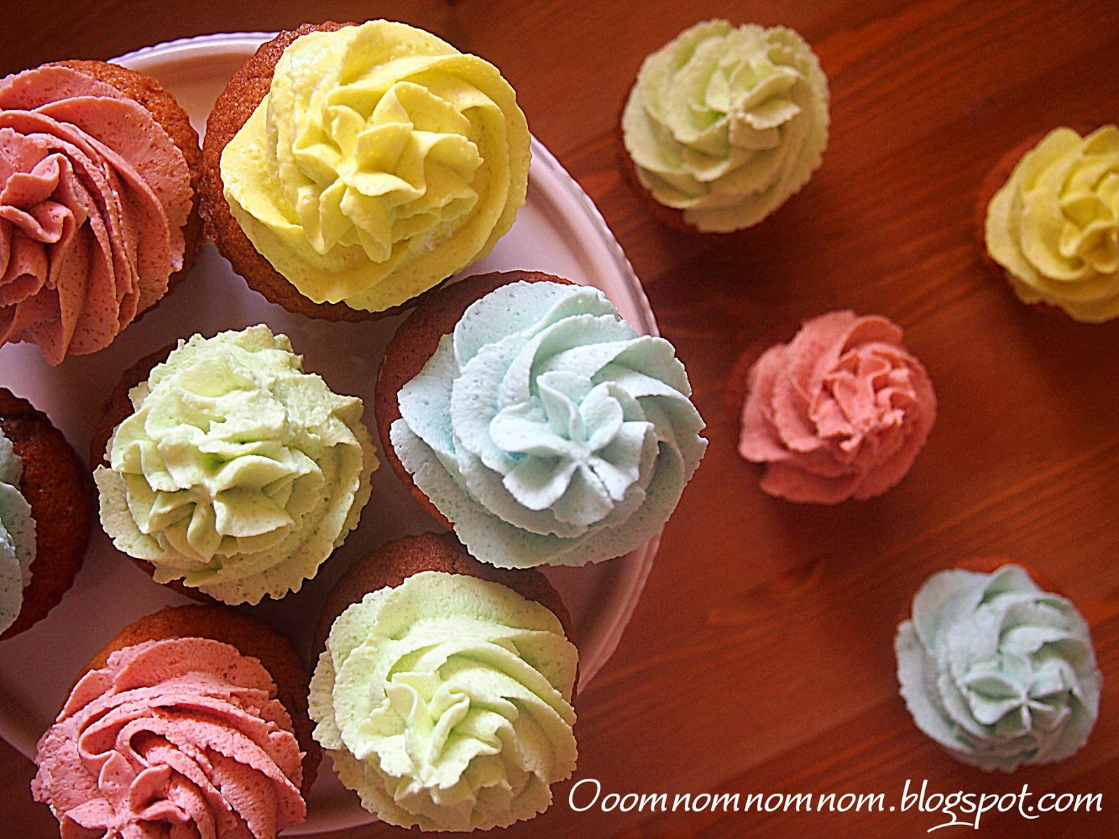 Ooomnomnomnom ! Kolorowy krem do cupcakes z serka mascarpone i kremówki