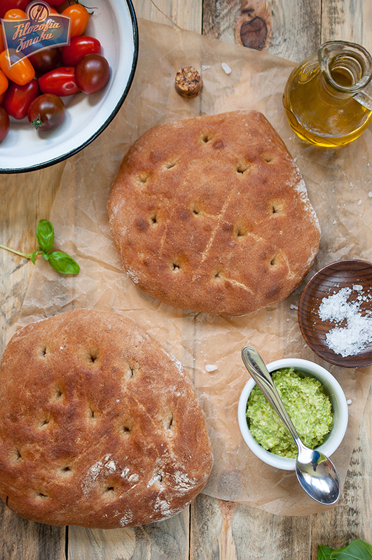 Filozofia Smaku Orkiszowa focaccia z pesto i pomidorami
