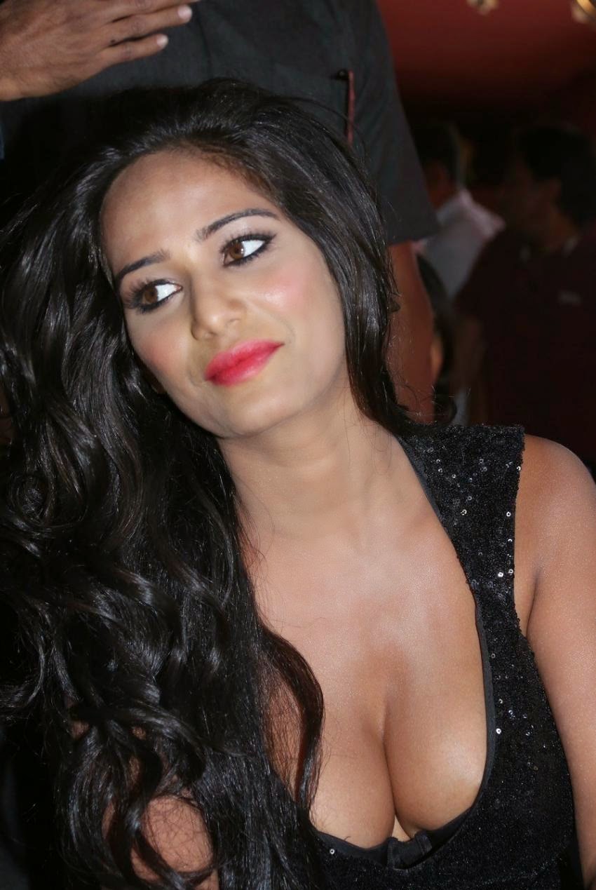 Poonam Pandey : Poonam Pandey Shocking Hot Big Cleavage Exposed through Black Skirt Poonam Pandey : Poonam Pandey Shocking Hot Big Cleavage Exposed through Black Skirt