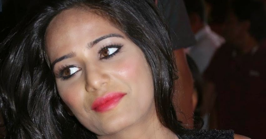 Poonam Pandey Shocking Hot Big Cleavage Exposed through Black Skirt