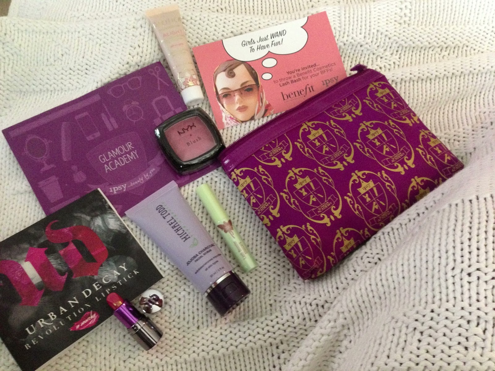 Mama Fashionista Quickie Review/Unboxing August ipsy Bag!