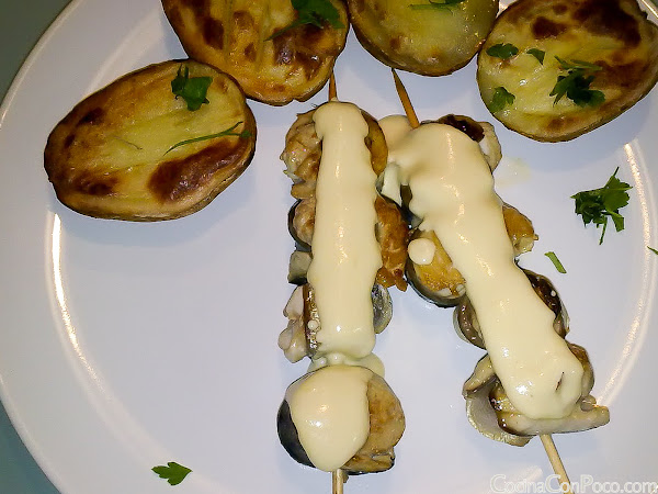 Brochetas de caballa con salsa caliente de mostaza Brochetas de caballa con salsa caliente de mostaza