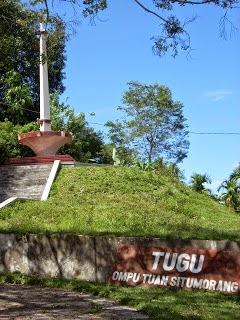 Galeri Tugu Ompu Situmorang di Desa Urat Palipi Kabupaten Samosir Galeri Tugu Ompu Situmorang di Desa Urat Palipi Kabupaten Samosir