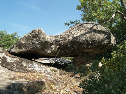 El fals dolmen vist des de migdia El fals dolmen vist des de migdia