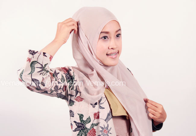 Gambar 3 Cara Memakai Jilbab Segi Empat dengan Cepat Gambar 3 Cara Memakai Jilbab Segi Empat dengan Cepat