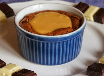 http://lebookgourmand.blogspot.com/2013/11/moelleux-aux-2-chocolats-sauce-caramel.html
