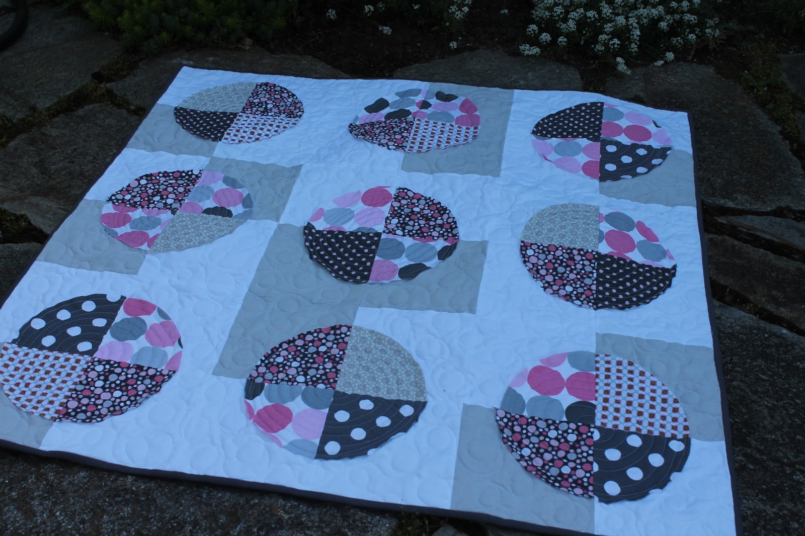 Quilting is more fun than Housework... Circle Quilt Finish (and Tutorial)
