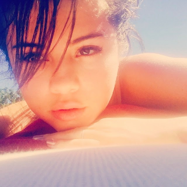 Selena Gómez se saca la ropa de a pocos Selena Gómez se saca la ropa de a pocos
