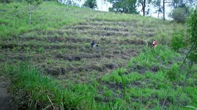 Memasuki area hutan pinus kedua (sekitar 5 km), daerah semakin tidak bersahabat.