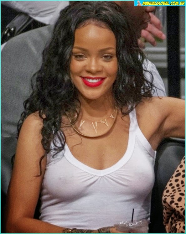 Rihanna assiste jogo da NBA com blusa transparente e sem sutiã! 
