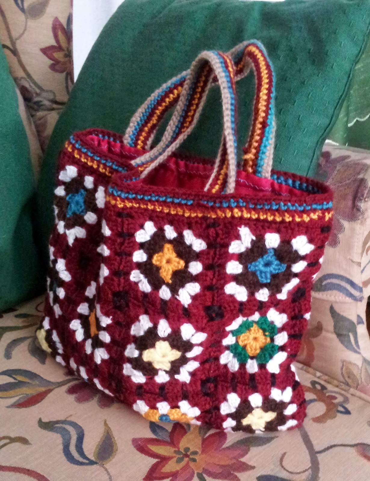 Bordados, ganchillo y punto : BOLSITO DE CUADROS DE GANCHILLO