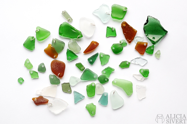 Sea glass jewellry by Alicia Sivertsson, 2015. Sea glass jewellry by Alicia Sivertsson, 2015. Alicia Sivert, aliciasivert, monthly makers, december, glas, havsglas, borra i, smycke, smycken, halsband, hänge, hängen, skapa, skapande, kreativitet, creativity, create, diy, do it yourself, bloggkollektiv, bloggutmaning, blogg, bloggande, jewelry, necklace