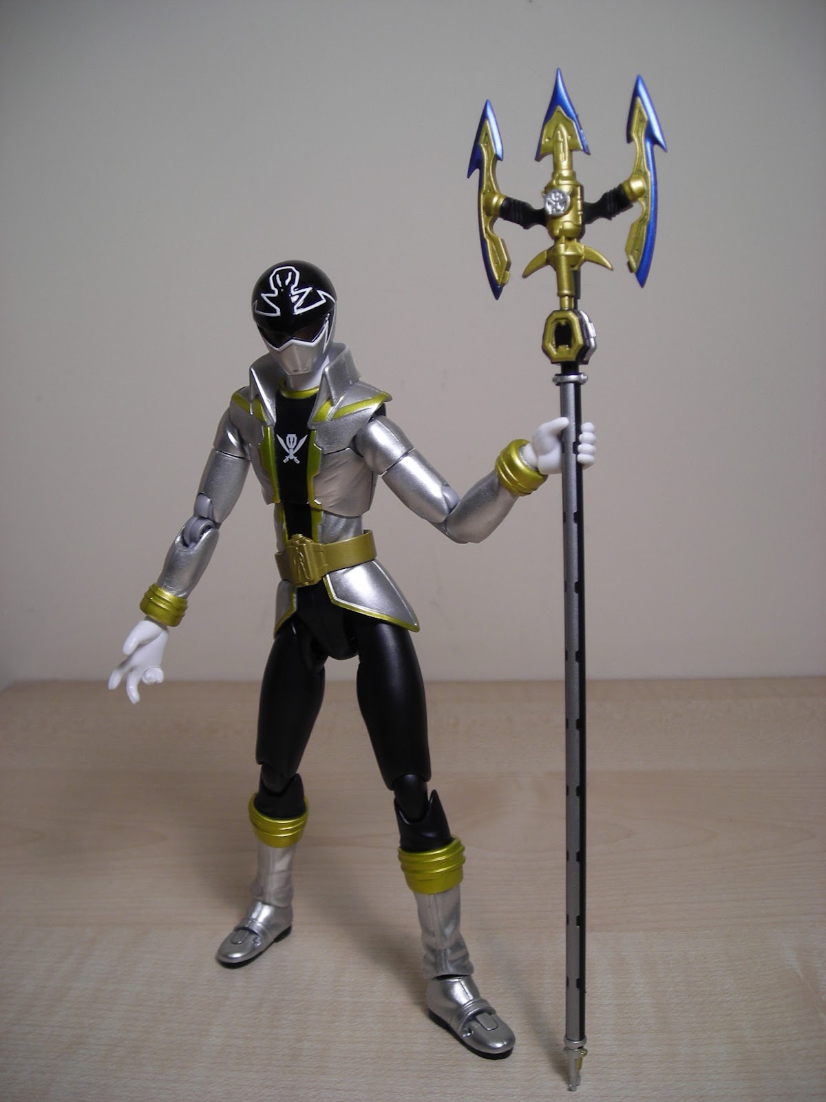 My Shiny Toy Robots: Toybox REVIEW: S.H. Figuarts Gokai Silver