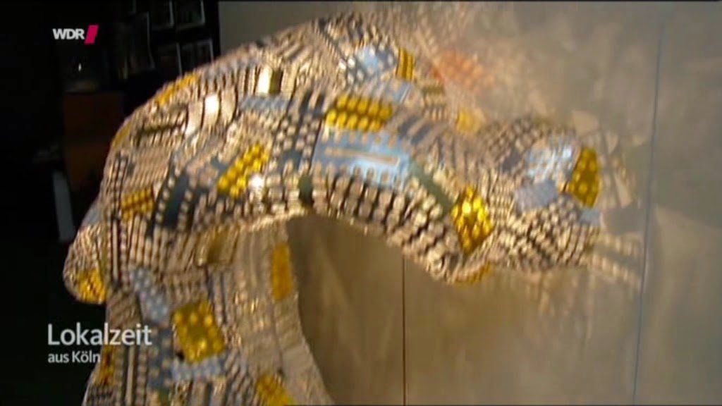 Schwitzen In Flauschigen Kostumen Felix Schumacher Arbeitet Als