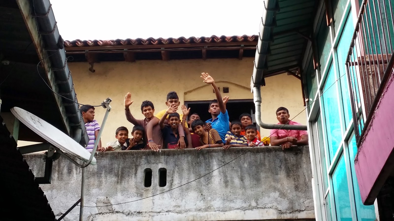 Niños en la celebración del Esala Perahera de Kandy (Sri Lanka) Niños en la celebración del Esala Perahera de Kandy (Sri Lanka)