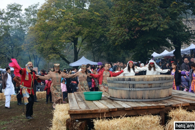 Fiesta del vino en el pueblo Tor de Karabaj